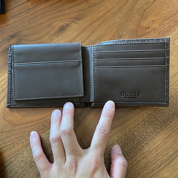 Guess leather mens wallet *free gift with purchase - Picture 3 of 6
